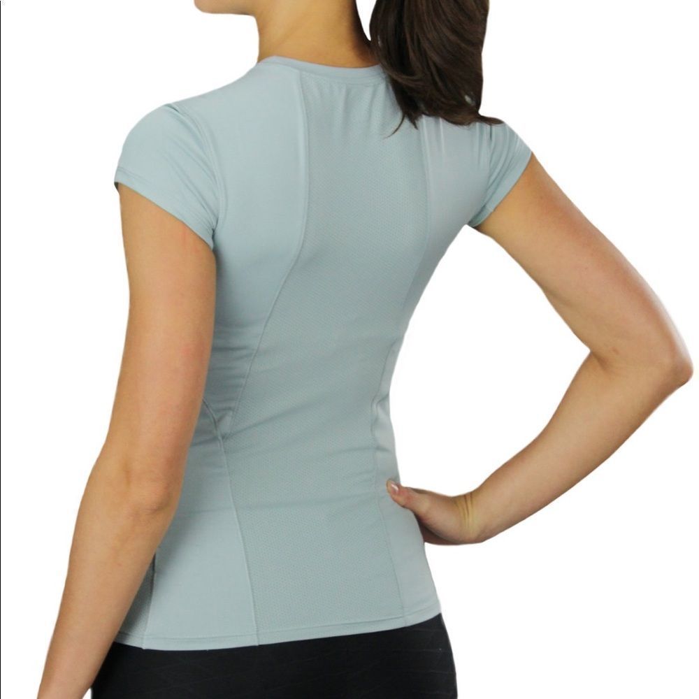 𝅺NWT Alo Yoga mesh back short sleeve T-shirt medium light blue